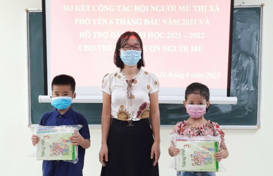  Chị Lê Thị Luật trao sách vở, đồ dùng học tập cho các cháu là trẻ em khiếm thị và con hội viên Hội Người mù của T.X Phổ Yên nhân dịp đầu năm mới 2021-2022. Đây là một trong những hoạt động thường niên của Hội.