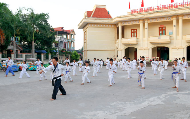  Thầy Ngô Hải Biên dạy Taekwondo cho các võ sinh tại Trung tâm Văn hóa - Thể thao T.X Phổ Yên.