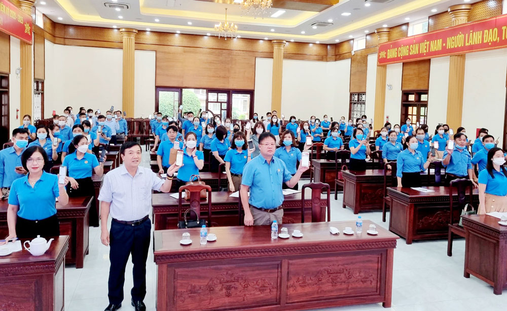  Lãnh đạo LĐLĐ tỉnh và các học viên lớp tập huấn tham gia cài đặt ứng dụng C-ThaiNguyen.