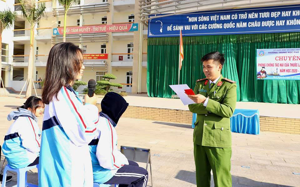  Cán bộ Công an tỉnh tuyên truyền về tác hại của thuốc lá và ma túy tại Trường THPT Chuyên Thái Nguyên.