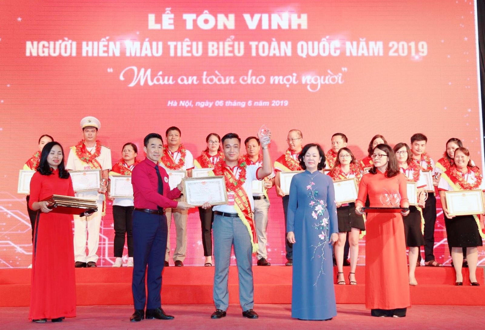  Nguyễn Văn Tiến Vinh dự là một trong hai gương mặt trẻ của được tôn vinh là người hiến máu tiêu biểu toàn quốc năm 2019.