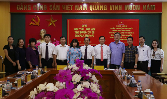  The Bach Sac city delegation at the meeting with the leaders of the provincial Fatherland Front Committee and branches.