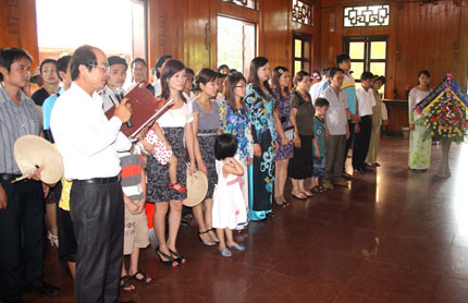  Đoàn cán bộ, phóng viên Báo Thái Nguyên báo công với Bác tại Nhà tưởng niệm của Người ở Nghệ An