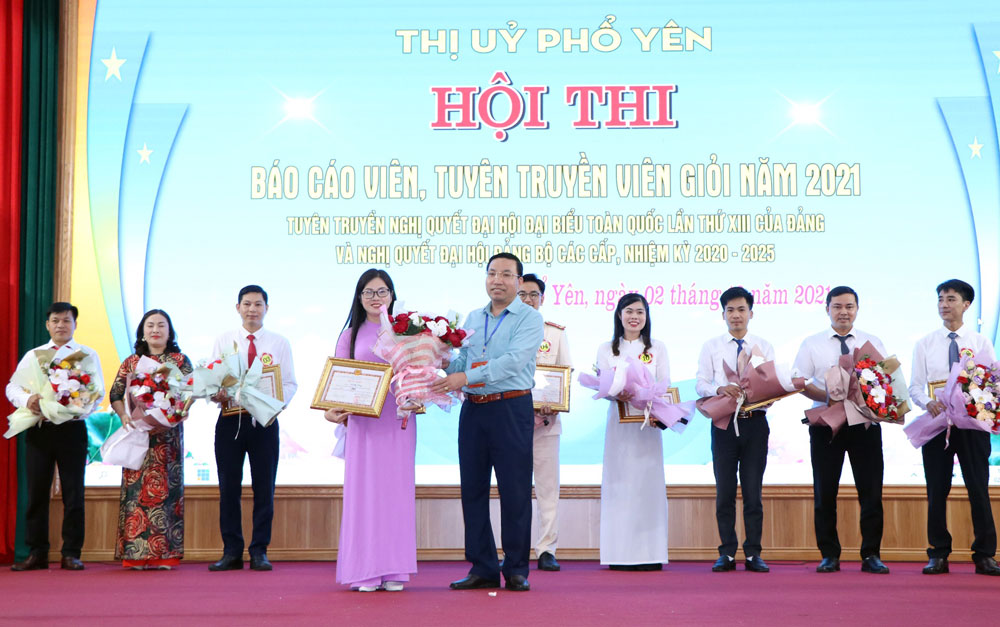   Lãnh đạo T.X Phổ Yên tặng hoa, cờ lưu niệm cho các thí sinh.