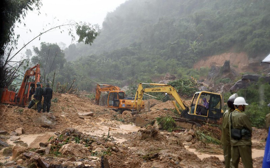  Mở đường vào hiện trường tìm kiếm nạn nhân mất tích do sạt lở tại Nhà máy thủy điện Kà Tinh 1 (Quảng Ngãi).