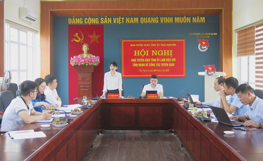  Lãnh đạo Tỉnh Đoàn báo cáo với Đoàn công tác của Ban Tuyên giáo Tỉnh ủy về các hoạt động tuyên truyền cho đoàn viên, thanh niên tham gia bảo vệ nền tảng tư tưởng của Đảng.