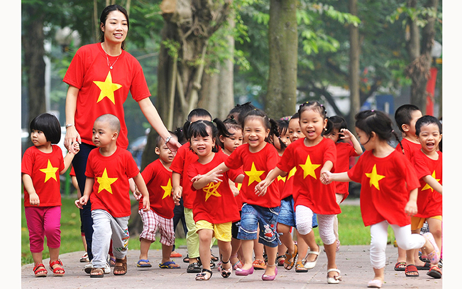  Dành tình cảm, sự quan tâm chăm sóc cho trẻ em là cách tốt nhất để phòng, chống bạo lực trẻ em. (Ảnh NGUYỄN ĐĂNG)