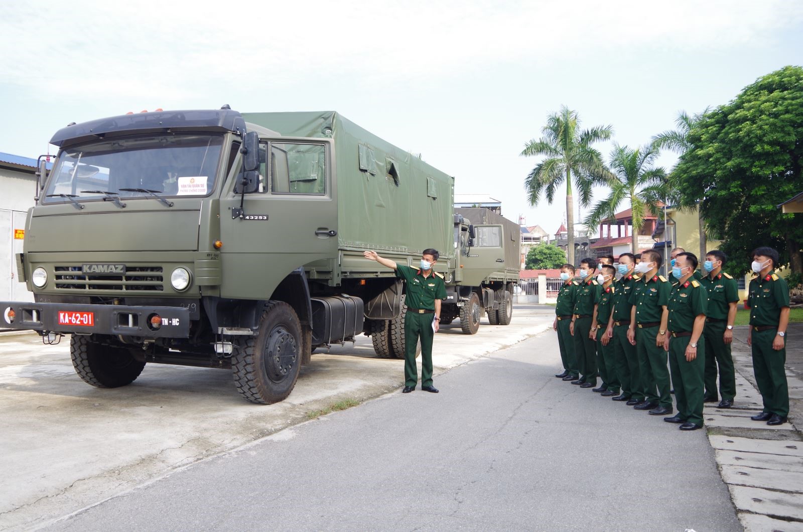  Các đồng chí lái xe được hướng dẫn sử dụng xe KAMAZ .