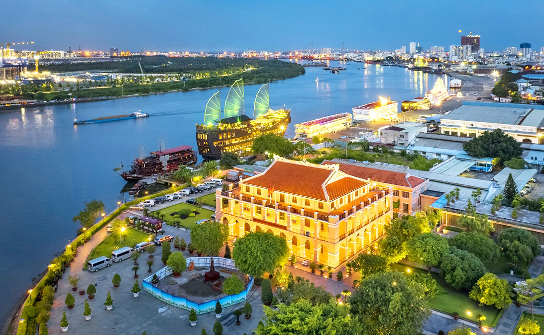  At the Dragon House wharf, Ho Chi Minh city, Uncle Ho left the nation to seek pathways for national salvation