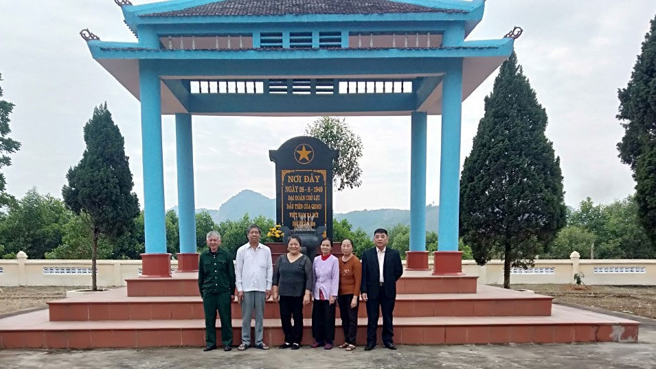  Bia di tích - nơi ghi dấu nơi thành lập đại đoàn chủ lực đầu tiên của Quân đội Nhân dân Việt Nam.