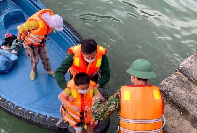  Lực lượng Biên phòng đưa người bị nạn vào bờ an toàn. Ảnh: TTXVN