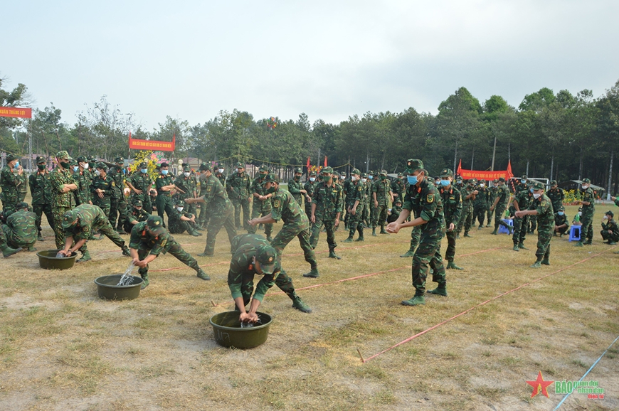  Cán bộ, chiến sĩ hào hứng với các hoạt động nằm trong chương trình Hội chợ xuân, món ăn tinh thần vào dịp Tết hằng năm của Sư đoàn 330.