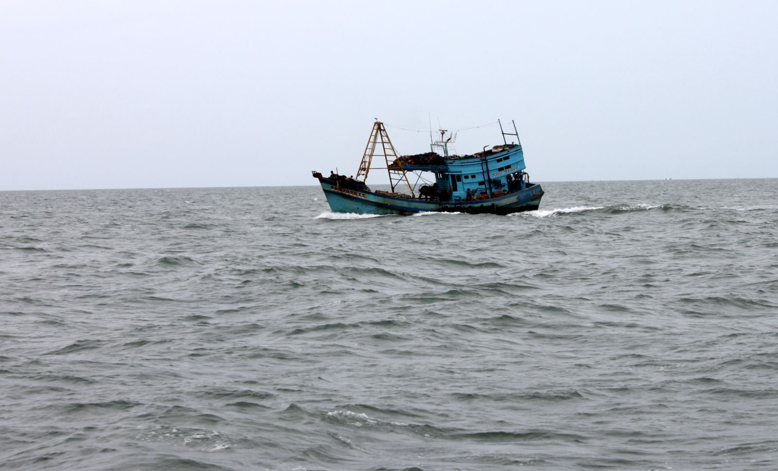  Đến nay đã có 21 tỉnh, thành phố ban hành quyết định phê duyệt danh mục hành lang bảo vệ bờ biển. Trong ảnh: Đánh bắt cá trên bờ biển Bà Rịa - Vũng Tàu. Ảnh: P.T