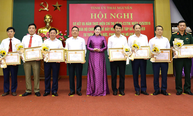  The Secretary of Thai Nguyen Provincial Party Committee awarded the Certificates of Merit of the Standing Board of the Provincial Party Committee to collectives with typical achievements in studying and following President Ho Chi Minh’s ideology, morality and style in 2016-2020 tenure (on April 27 2021).