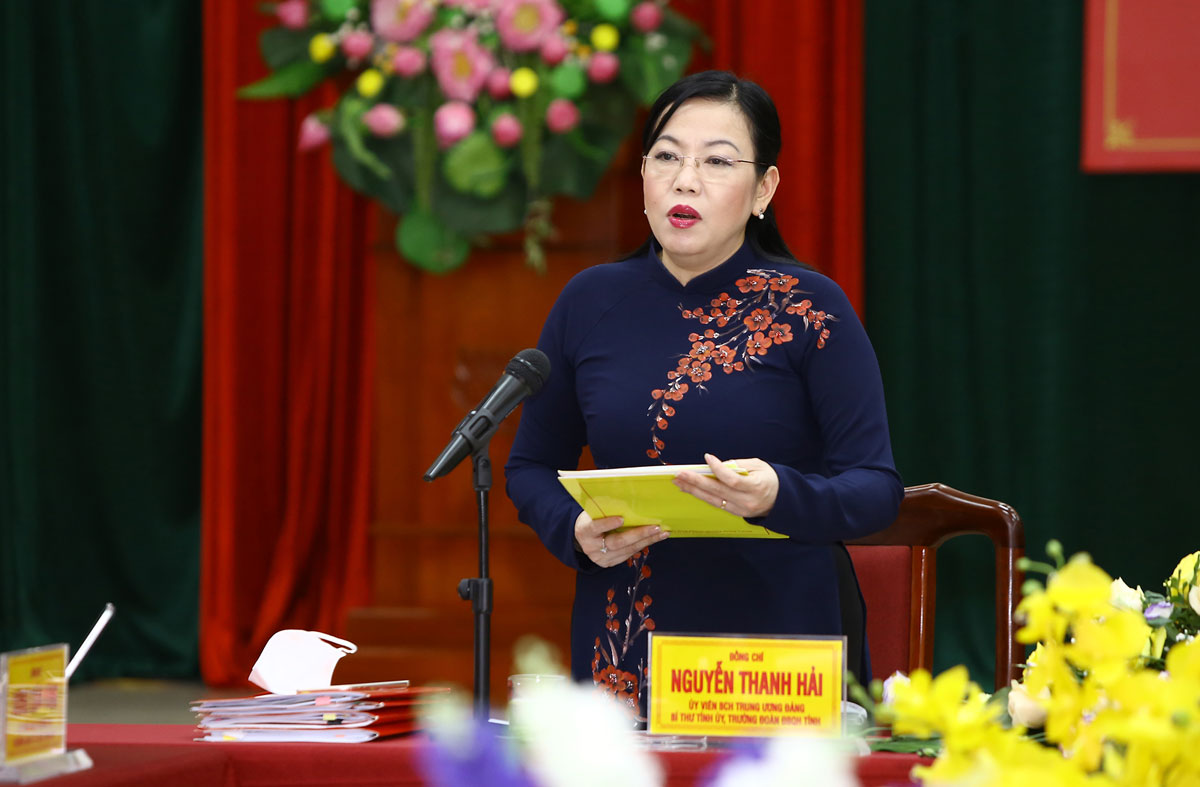  The Secretary of the Provincial Party Committee delivers her speech at the meeting. 