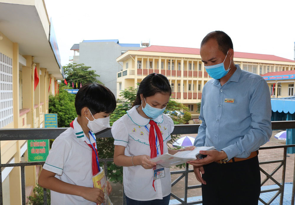  Thầy giáo Bùi Xuân Mạnh và học trò.