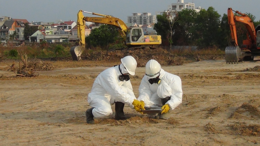  Cán bộ Viện Hóa học-Môi trường Quân sự (Binh chủng Hóa học) lấy mẫu đất để phân tích, đánh giá mức độ ô nhiễm dioxin. Ảnh: MINH HƯNG