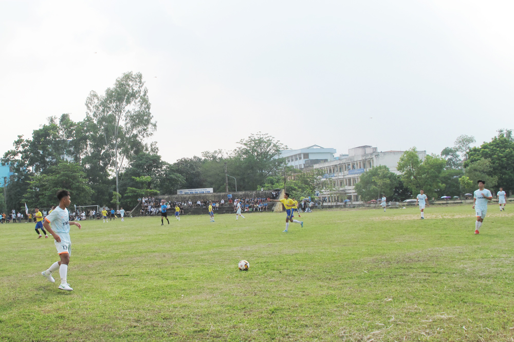  Trận bóng đá giữa đội Trường Đại học Khoa học và Trường Đại học Kinh tế và Quản trị Kinh doanh.