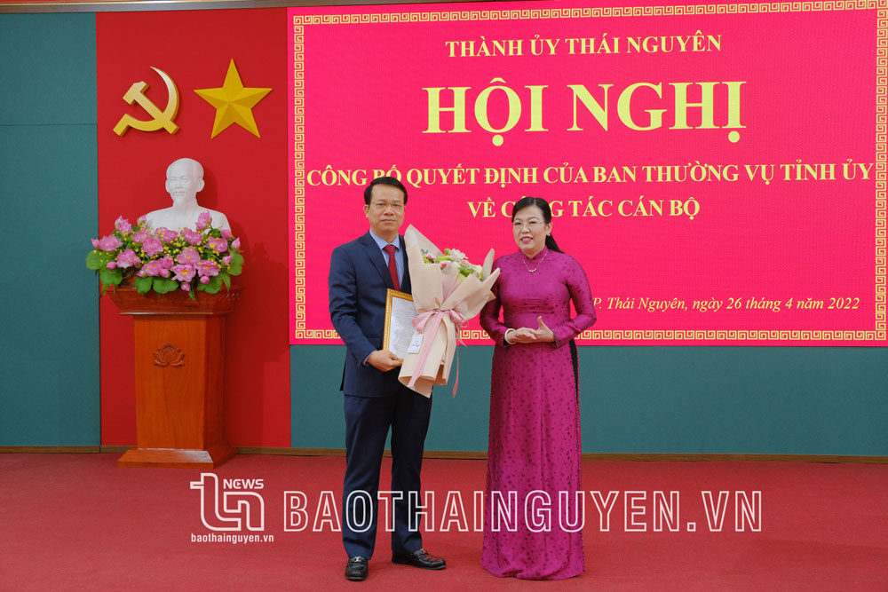  Đồng chí Bí thư Tỉnh ủy Nguyễn Thanh Hải trao Quyết định cho đồng chí Dương Văn Lượng.