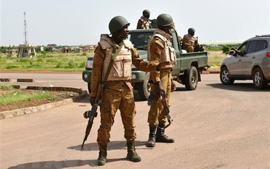  Binh sĩ Burkina Faso tuần tra tại Ouagadougou. (Ảnh: AFP/TTXVN)