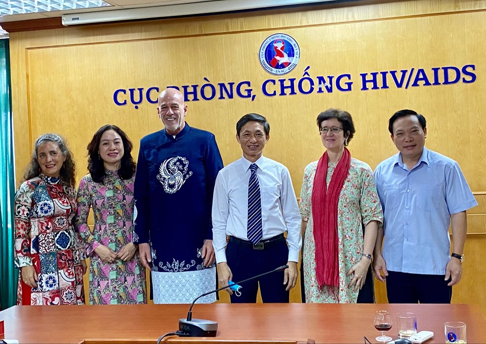   Lãnh đạo của Cục Phòng, chống HIV/AIDS chụp ảnh lưu niệm với TS. John Michael Blandford và bà Marie-Odile Emond tại buổi lễ. Ảnh: Hải Huệ