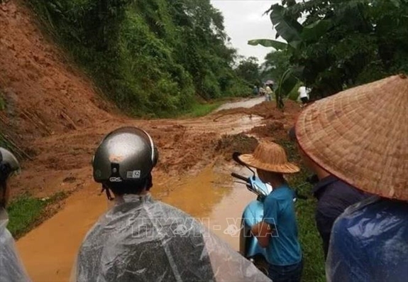  Mưa lũ kèm dông lốc gây thiệt hại tại nhiều địa phương. Ảnh minh họa: TTXVN