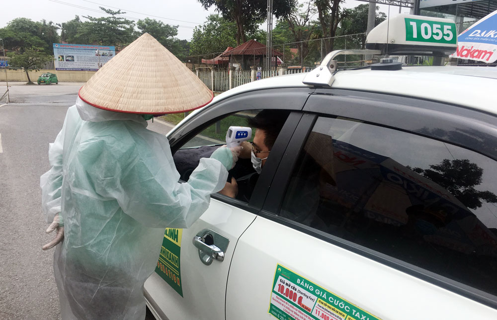  Lực lượng chức năng kiểm soát chặt chẽ người đi vào địa bàn T.P Thái Nguyên tại nút giao Thịnh Đán.