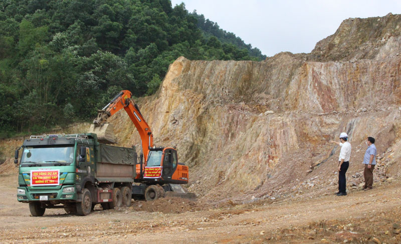  Đơn vị thi công huy động nhân lực, phương tiện triển khai thực hiện Dự án cải tạo, nâng cấp đường ĐT.261.  