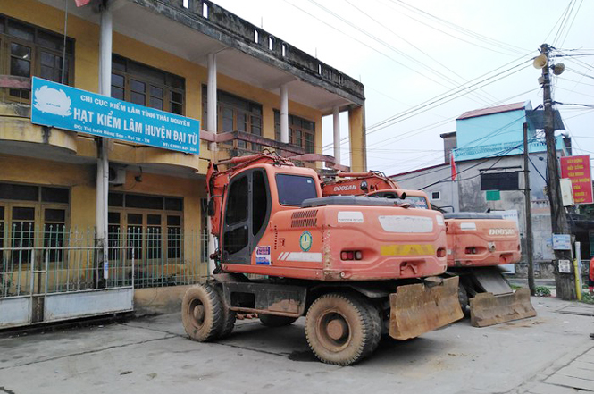  2 chiếc máy đào mà các đối tượng dùng để san ủi rừng phòng hộ đang bị tạm giữ tại sân Hạt Kiểm lâm huyện Đại Từ.