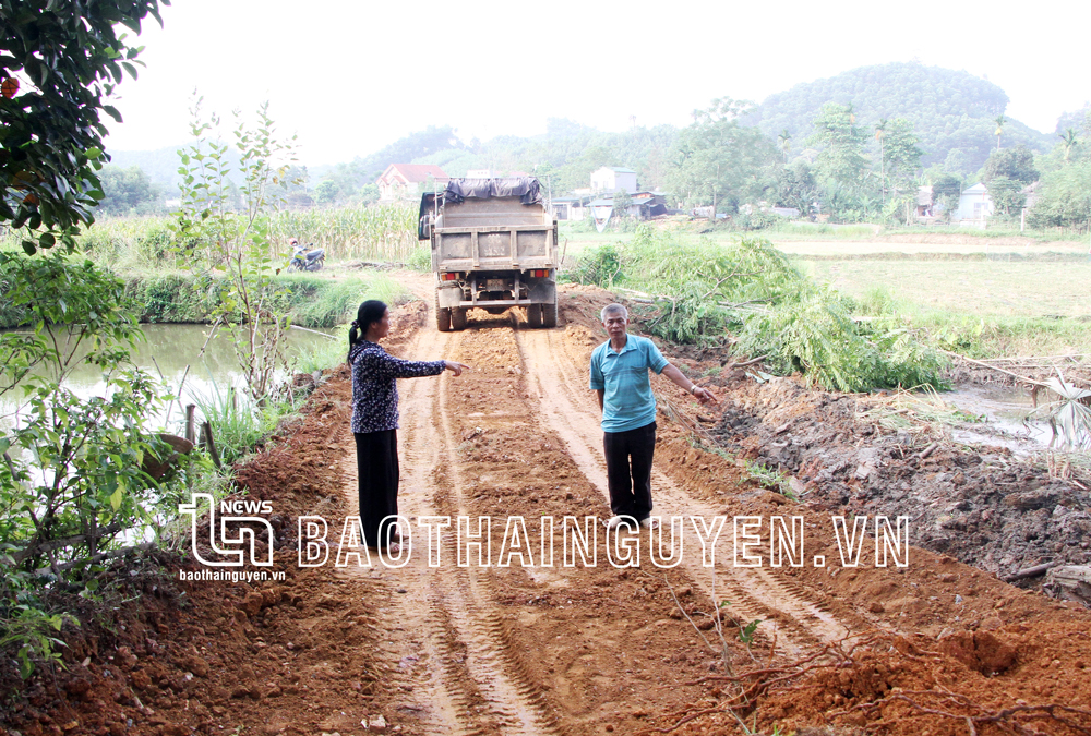  Ông Hận và đồng chí Bí thư Chi bộ xóm tham gia giám sát thi công tuyến đường trục chính của xóm Na Biểu.