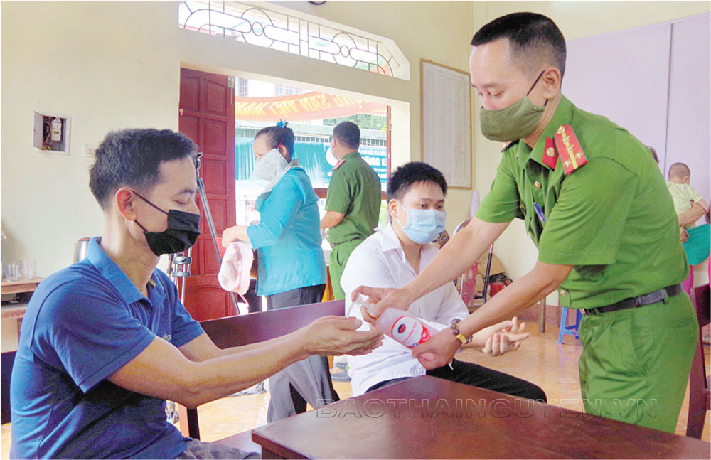  Công an phường Phú Xá (T.P Thái Nguyên) hướng dẫn người dân sát khuẩn tay trước khi làm thủ tục cấp CCCD.