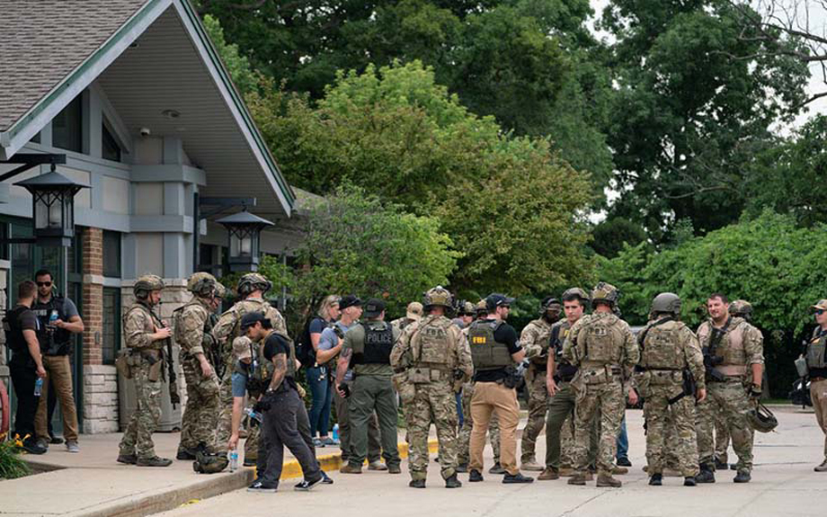  FBI và nhân viên thực thi pháp luật tập trung gần hiện trường vụ xả súng. (Ảnh: Reuters)