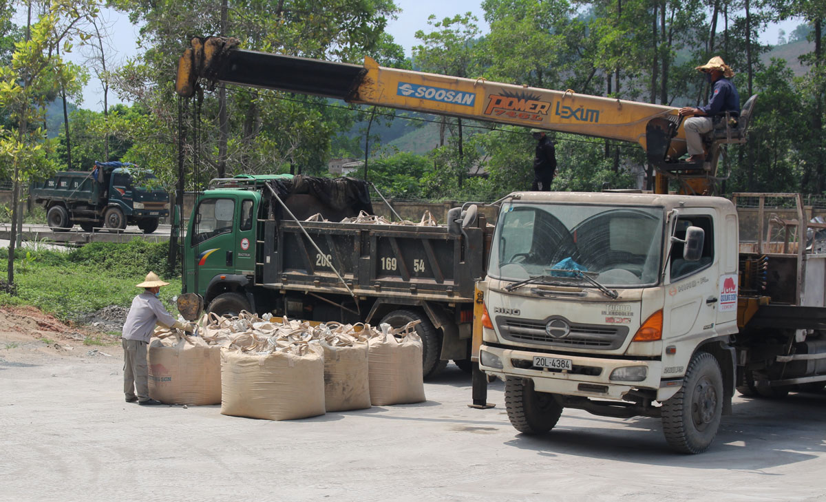  Sản phẩm xi măng không đóng bao giúp giảm giá thành. Trong ảnh: Tiêu thụ sản phẩm xi măng không đóng bao tại Công ty TNHH MTV Xi măng Quang Sơn.