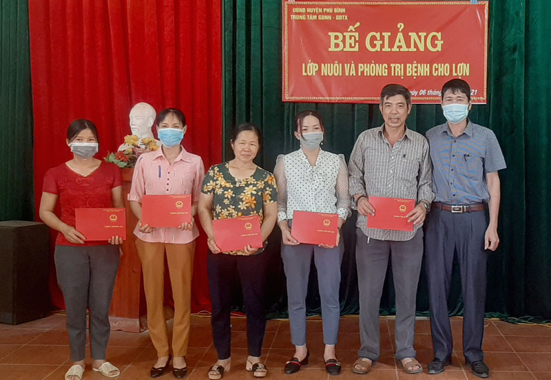  Các học viên hoàn thành khóa học đạt yêu cầu được nhận chứng chỉ sơ cấp nghề.