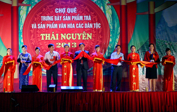  Đồng chí Nhữ Văn Tâm, Ủy viên Ban Thường vụ, Phó Chủ tịch UBND tỉnh và lãnh đạo một số đơn vị cắt băng khai trương Chợ quê.