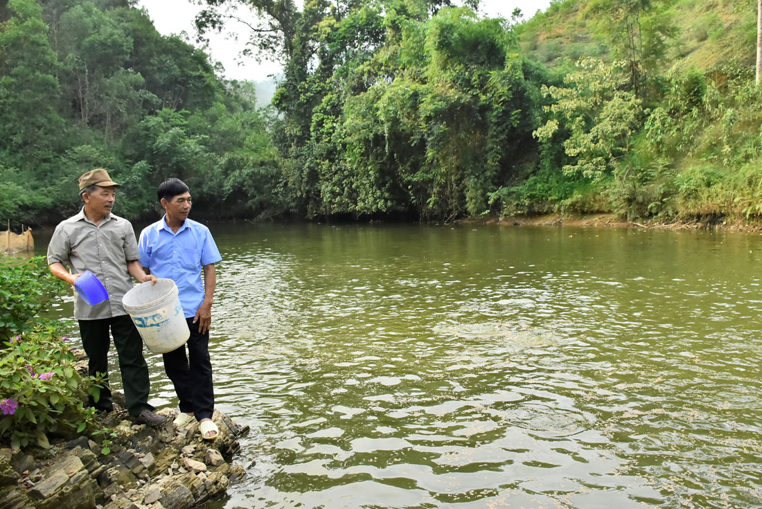  Với 10ha rừng, 2ha thủy sản, ông Hoàng Văn Vĩnh (người đội mũ, bên trái) thu nhập hàng trăm triệu đồng mỗi năm, tạo việc làm cho nhiều lao động địa phương (ảnh chụp trước ngày 27/4/2021).