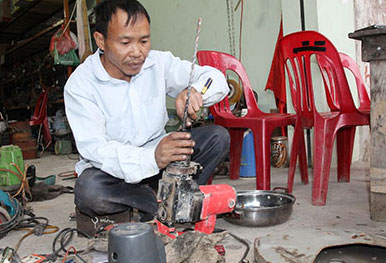  Đoạn tuyệt với ma túy, anh Thành về làm cùng em trai nghề sửa chữa động cơ, mô tơ điện và có thu nhập thường xuyên trên 4 triệu đồng/tháng.