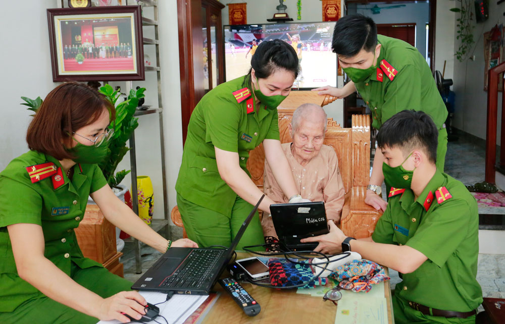  Tổ công tác của Công an T.P Thái Nguyên làm các thủ tục cấp căn cước công dân cho Mẹ Việt Nam Anh hùng Nguyễn Thị Cộng, ở tổ 7, phường Túc Duyên.