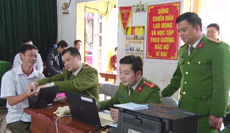  Cán bộ Phòng Cảnh sát Quản lý hành chính về trật tự xã hội - Công an huyện làlàm thủ tục hồ sơ cấp thẻ căn cước công dân cho người dân tổ dân phố Đình Cả 2, thị trấn Hương Sơn.