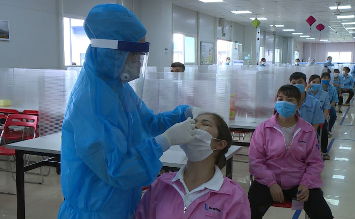  The Provincial Center for Disease Control staff takes samples for the rapid test at Diem Thuy Industrial Zone.