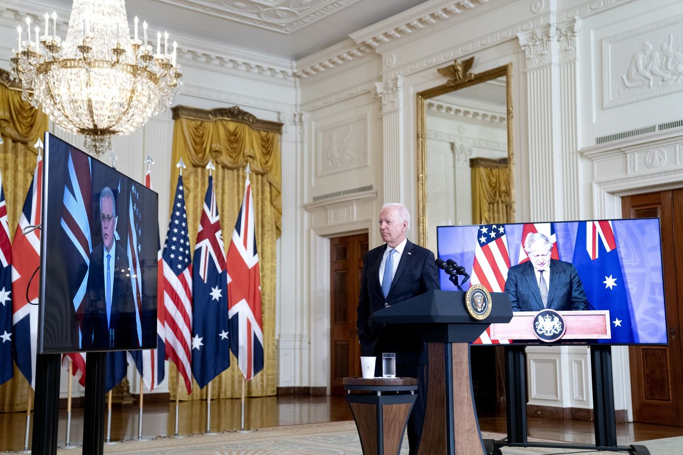  Tổng thống Mỹ Joe Biden (ở giữa) và Thủ tướng Austrlia Scott Morrison (bên trái) và Thủ tướng Anh Boris Johnson trao đổi qua cuộc họp trực tuyến ngày 15-9. Ảnh: Bloomberg