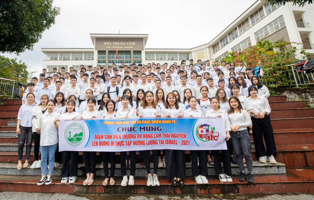  Students and former students took a picture before going abroad to do practical training. 