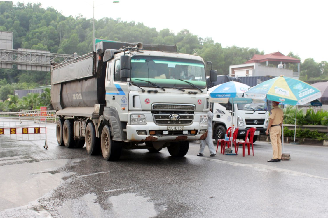   Lực lượng chức năng của T.P Thái Nguyên kiểm soát tại chốt kiểm dịch nút giao Tân Long.