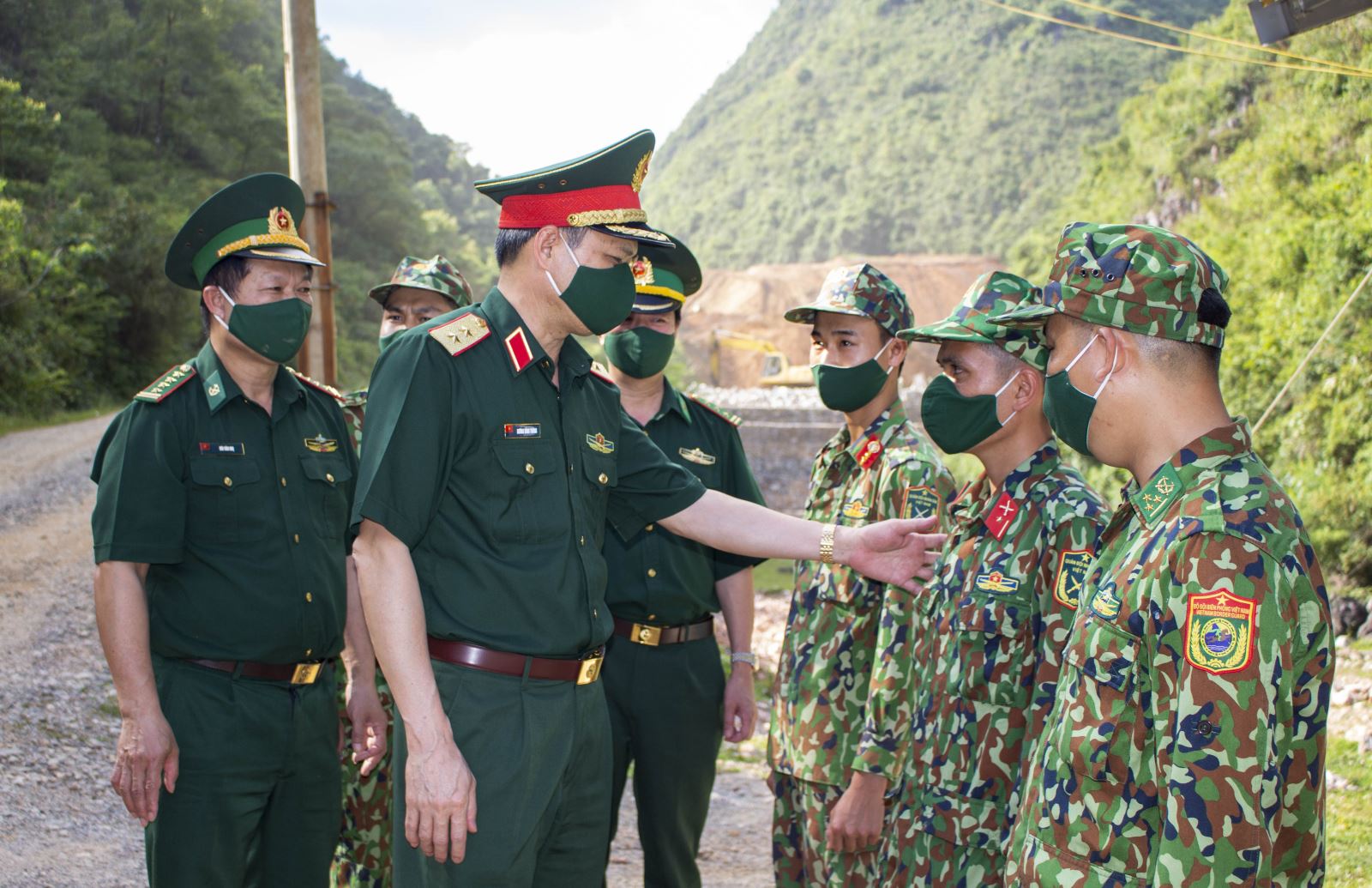  Trung tướng Dương Đình Thông, Bí thư Đảng ủy, Chính ủy Quân khu động viên cán bộ, chiến sĩ làm nhiệm vụ kiểm soát, ngăn chặn xuất nhập cảnh trái phép và phòng chống dịch COVID-19 trên tuyến biên giới huyện Trà Lĩnh, tỉnh Cao Bằng. Ảnh: Phương Quyền