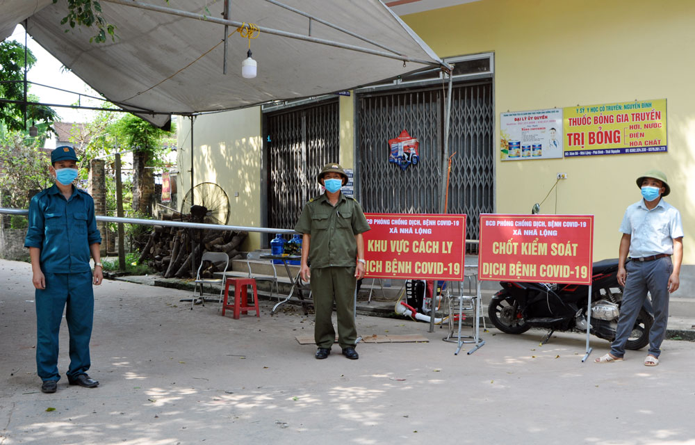  Hiện nay, các lực lượng chức năng của huyện Phú Bình đang kiểm soát chặt chẽ, không cho người ra, vào các xóm thực hiện cách ly theo Chỉ thị 16 của Thủ tướng Chính phủ. Trong ảnh: Lực lượng chức năng làm việc tại chốt kiểm soát xóm Náng, xã Nhã Lộng. 