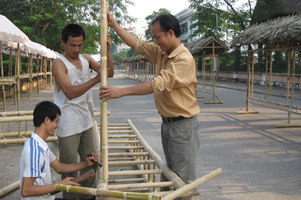  Anh Nguyễn Văn Tuấn cùng nhóm thợ Bắc Ninh thi công Con đường huyền thoại trà