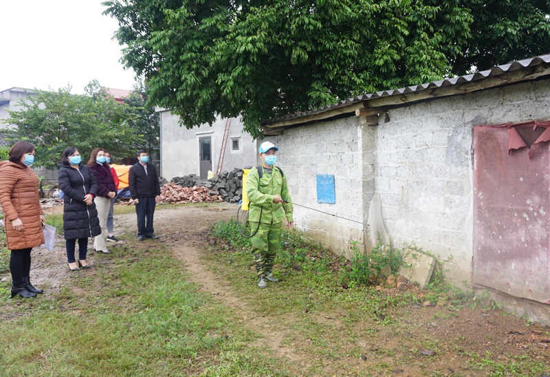  Anh Lường Văn Quý, ở xóm Hoa 2, xã Phấn Mễ (Phú Lương) phun thuốc khử trùng tiêu độc xung quanh trang trại gà của gia đình 3 lần/tuần để hạn chế mầm bệnh. 