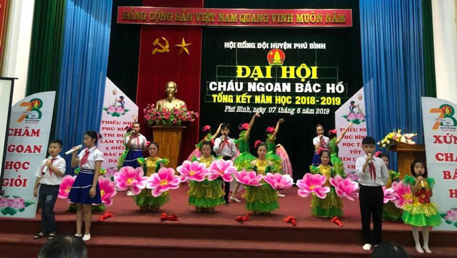  Văn nghệ chào mừng  Đại hội.