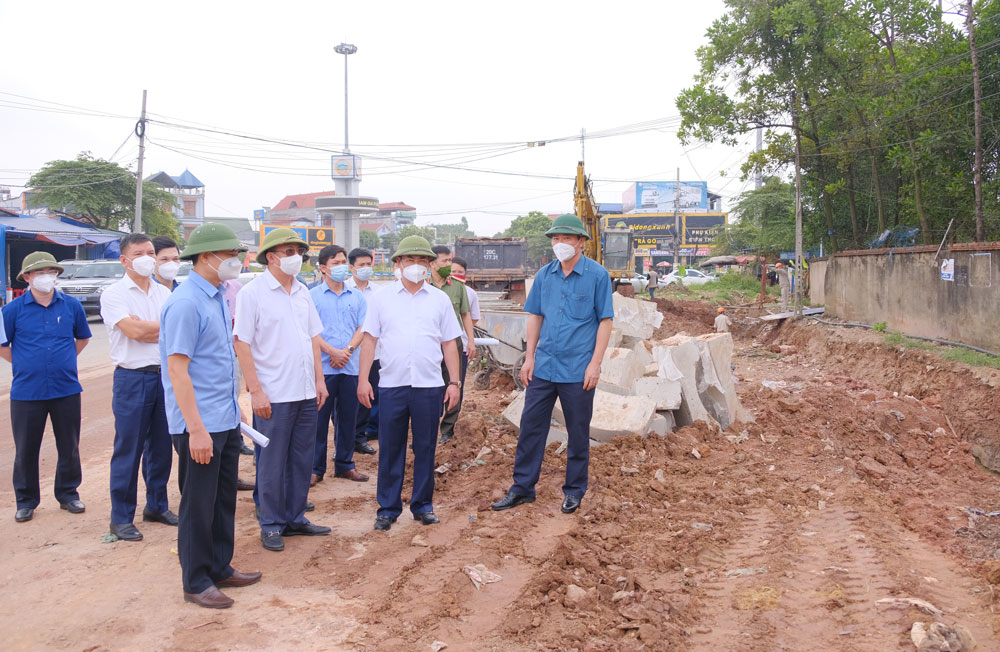   The Chairman of Thai Nguyen Provincial People’s Committee checks route DT266