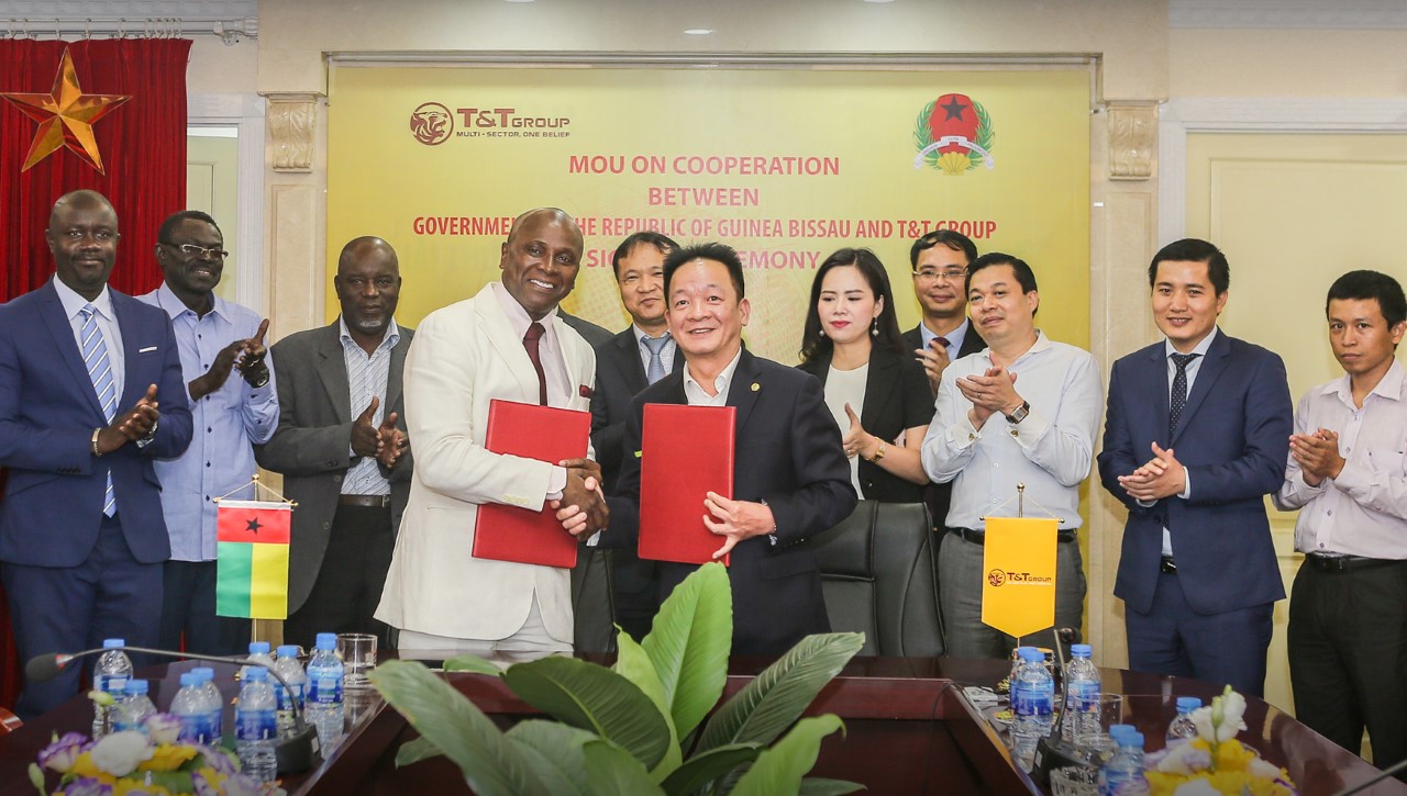   Chủ tịch HĐQT kiêm Tổng giám đốc Tập đoàn T&T Group Đỗ Quang Hiển và Bộ trưởng Ngoại giao Bờ Biển Ngà trong chuyến thăm của Bộ trưởng tới Tập đoàn T&T Group.